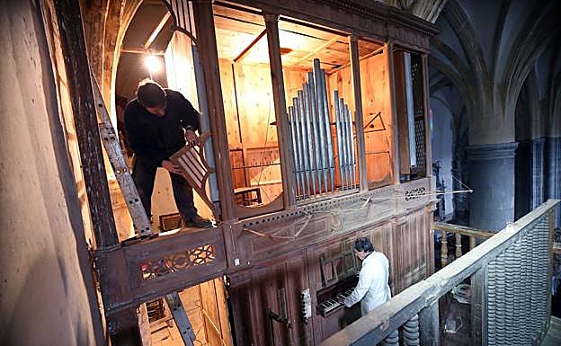 Campuzano prueba el sonido del órgano en la iglesia de Novales. :
