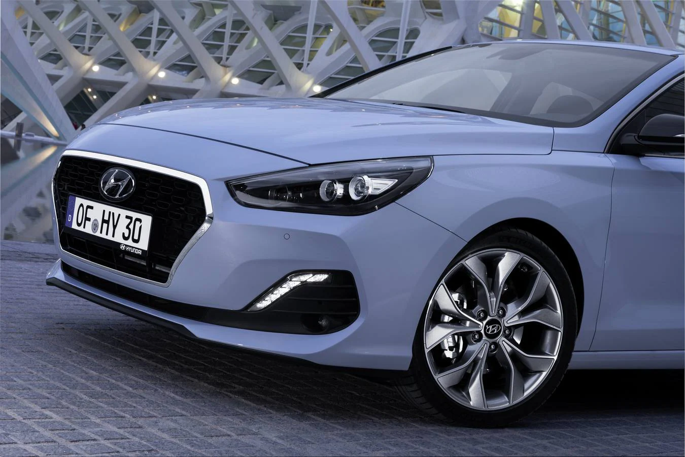 Hyundai añade a la gama i30 la versión Fastback, una versión más larga que se caracteriza por el nuevo diseño de la parte posterior. Se vende con la posibilidad de dos motores de gasolina, a partir de 16.165 euros.