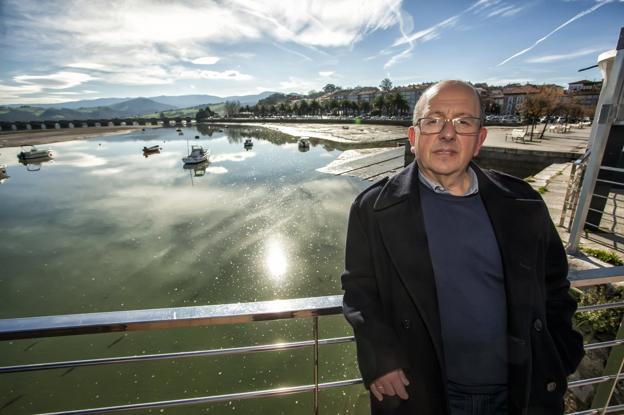 Dionisio Luguera, ante la zona en la que se proyecta instalar los amarres del futuro puerto deportivo.