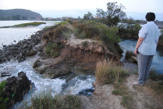 El dique de Bengoa sufrió una rotura en abril de 2016 que hace esta senda intransitable. 