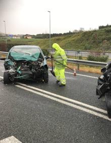 Imagen secundaria 2 - Tres accidentes han tenido atascada la entrada a Santander por la S-20 durante dos horas