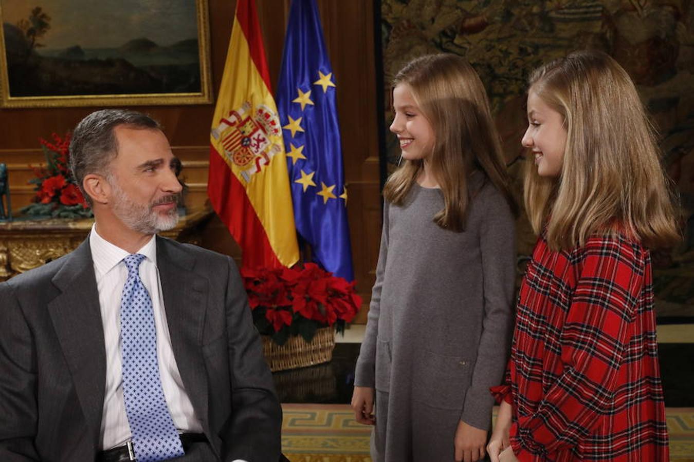 Con motivo de su 50 cumpleaños, Felipe VI abre por primera vez las puertas de su residencia en el complejo del palacio de la Zarzuela para mostrar su día a día más familiar, junto a la Reina y sus hijas la Princesa Leonor y la infanta Sofía. 