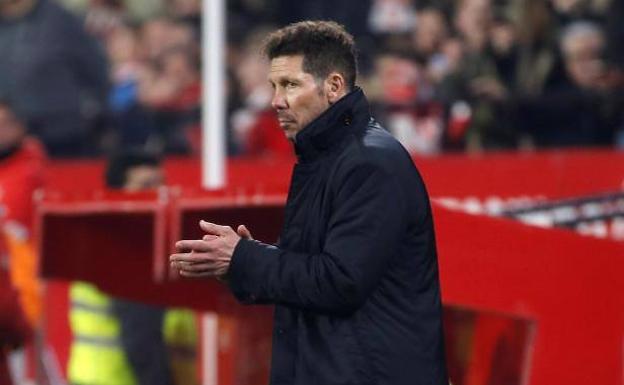 Diego Pablo Simeone, entrenador del Atlético, aplaude al colegiado en Sevilla. 