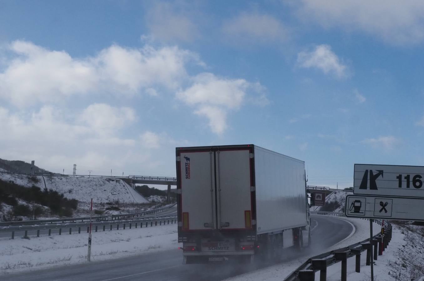 Carreteras y pueblos nevados, este viernes en el sur de Cantabria