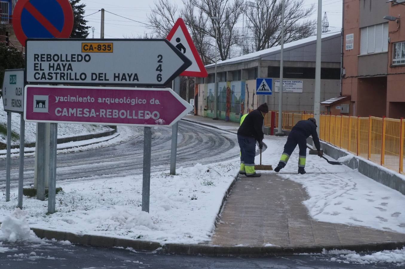 Carreteras y pueblos nevados, este viernes en el sur de Cantabria