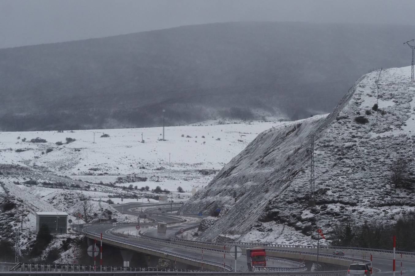 Carreteras y pueblos nevados, este viernes en el sur de Cantabria