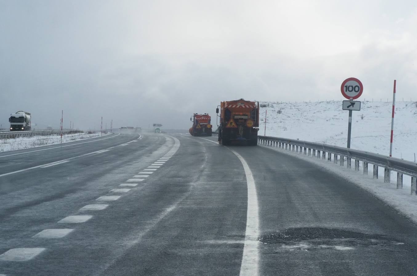 Carreteras y pueblos nevados, este viernes en el sur de Cantabria