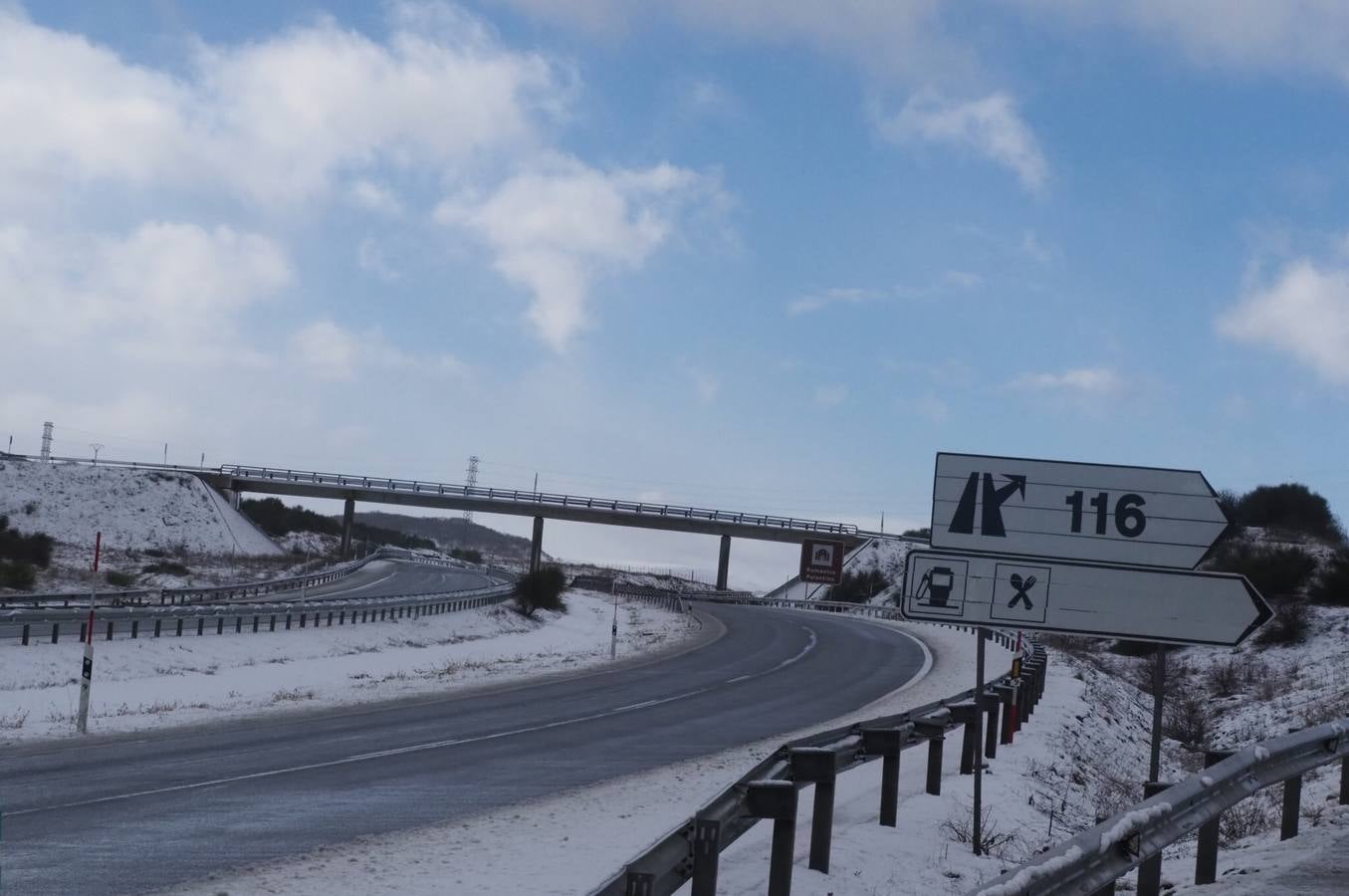 Carreteras y pueblos nevados, este viernes en el sur de Cantabria