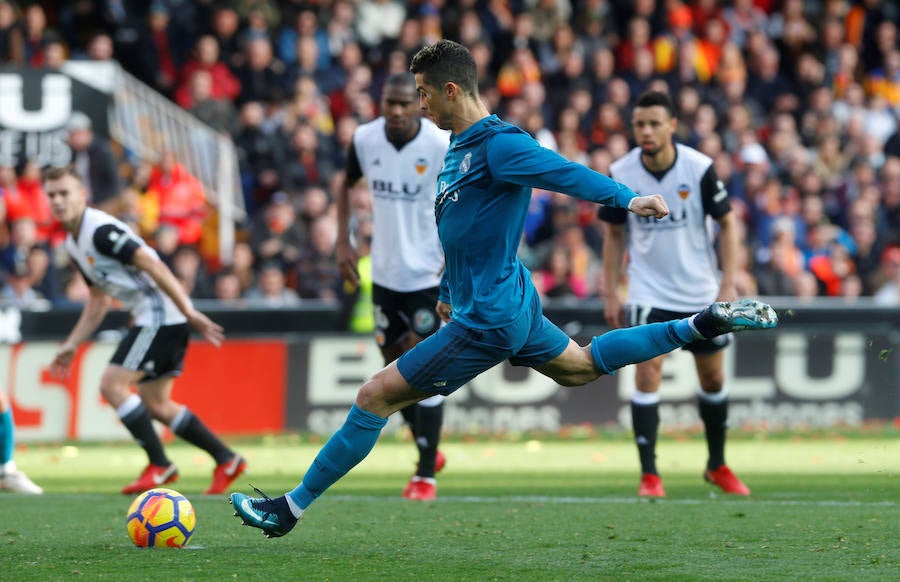 El Real Madrid venció a domicilio por 1-4 al Valencia en Mestalla en la jornada 21 del campeonato liguero. Cristiano anotó un doblete de penalti y Mina recortó distancias pero los goles de Marcelo y Kroos terminaron por dar la victoria al cuadro blanco.