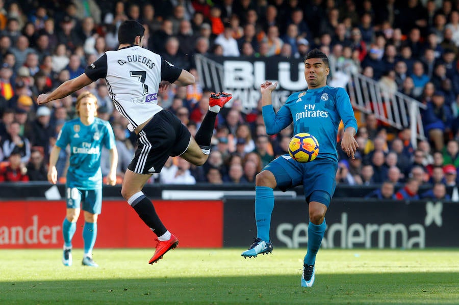 El Real Madrid venció a domicilio por 1-4 al Valencia en Mestalla en la jornada 21 del campeonato liguero. Cristiano anotó un doblete de penalti y Mina recortó distancias pero los goles de Marcelo y Kroos terminaron por dar la victoria al cuadro blanco.