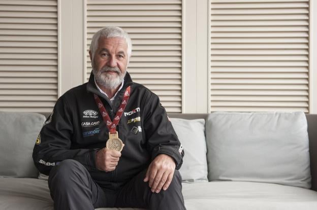 José Luis Peña posa con su medalla conseguida en esta edición del Dakar, la primera en la que ha participado. 