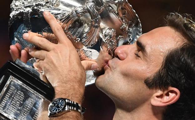 Roger Federer besa el trofeo de campeón del Open Australia.
