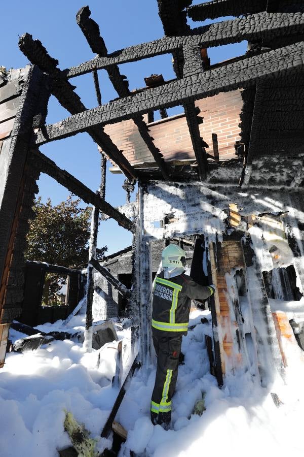 Un incendio destroza una vivienda en La Revilla