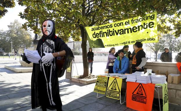 Mienbros de la Asamblea Contra la Fractura Hidráulica de Cantabria entregaron en 2015 más de 10.000 firmas pidiendo la extinción de los permisos Bezana-Bigüenzo y Luena por no cumplir los plazos de tramitación.