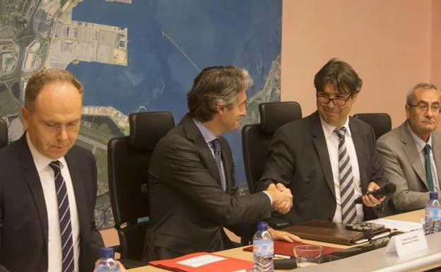 Imagen de archivo en la que De la Serna y Jaime Gonzçalez se estrechan la mano durante la firma del convenio para la construcción de la terminal ferroviaria de Muriedas (Camargo). 