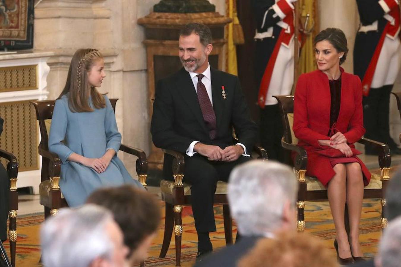 El Rey Felipe VI impone a la Princesa de Asturias el Collar del Toisón de Oro la máxima distinción que concede la Familia Real española.