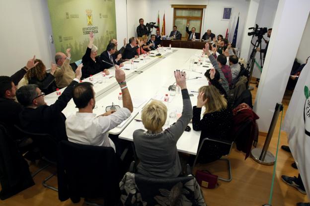 Una de las votaciones realizadas anoche por la Corporación de Torrelavega en la sesión plenaria.