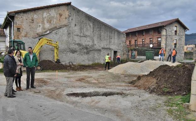 Visita de la alcaldesa, Josefina González, y el concejal de Obras, Ignacio Argumosa, al nuevo vial