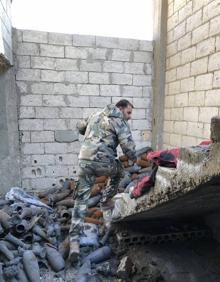 Imagen secundaria 2 - En Aqerbat no ha habido tiempo de destruir los símbolos del califato, ni de borrar las banderas y eslóganes de los tres años de dominio yihadista. Tampoco se ha retirado el armamento abandonado por el Estado Islámico en su huida.