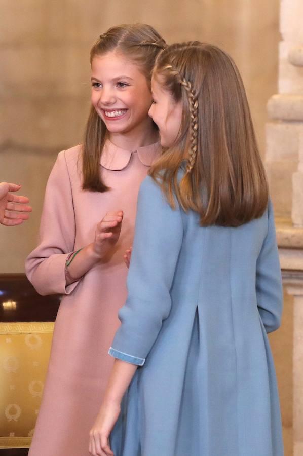 El Rey Felipe VI impone a la Princesa de Asturias el Collar del Toisón de Oro la máxima distinción que concede la Familia Real española.