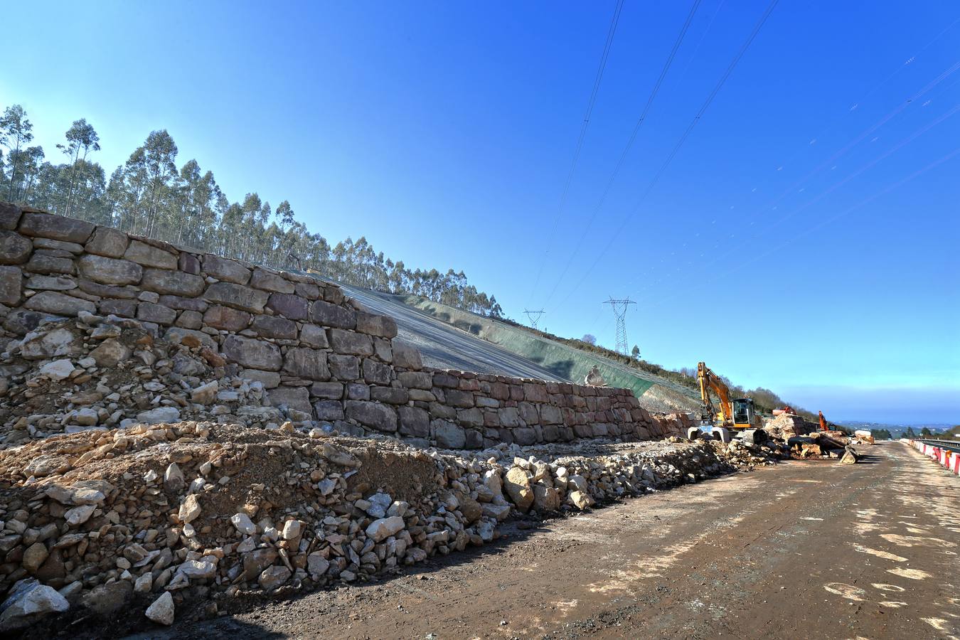 Trabajos para retirar las toneladas de tierra en Caviedes y para construir una escollera