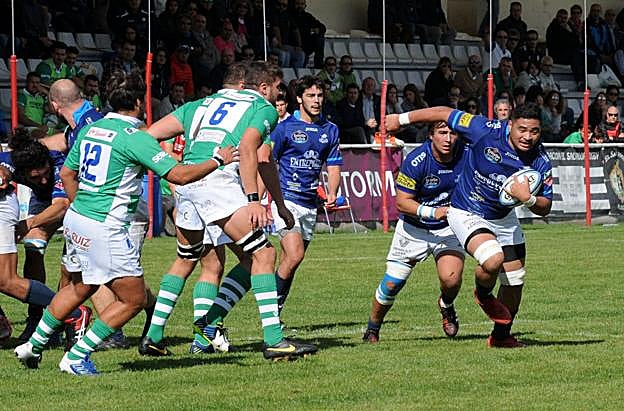 Nathan Paila lleva el balón para el Quesos en el partido entre los pucelanos y el Senor del pasado 22 de octubre en el Pepe Rojo de Valladolid