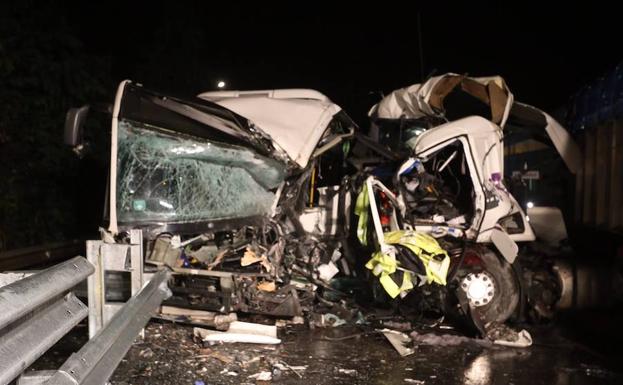 Los vehículos han quedado destrozados tras el choque.