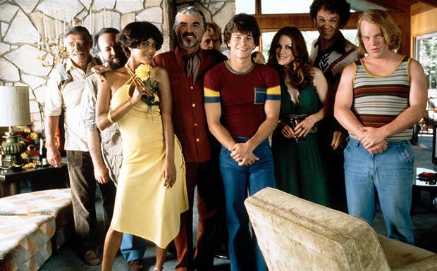 Imagen principal - Diferentes momentos del rodaje de 'Boogie Nights' (1997) protagonizados por Julianne Moore, Mark Wahlberg, Philip Seymour Hoffman, John C. Reilly, Burt Reynolds, Ricky Jay, Nicole Ari Parker, Jack Wallace y el propio director, Paul Thomas Anderson.