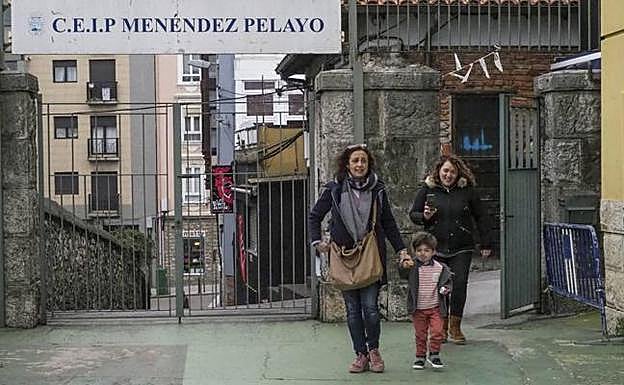 El primer día de colegio del niño de tres años con una traqueotomía se queda en el intento