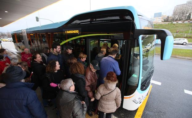 Quejas, dudas y un autobús estropeado en la primera mañana del MetroTUS