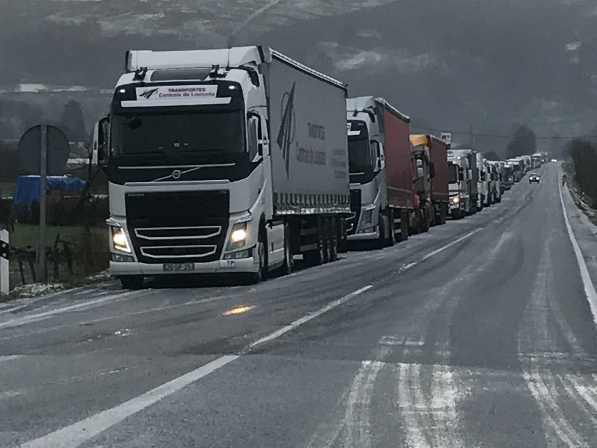 Convoy de camiones saliendo de Arenas de Iguña al reabrirse al tráfico la A-67