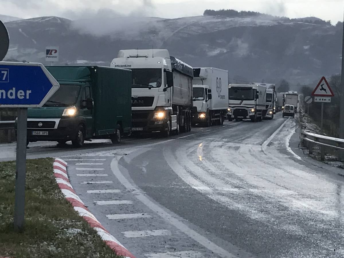 Convoy de camiones saliendo de Arenas de Iguña al reabrirse al tráfico la A-67