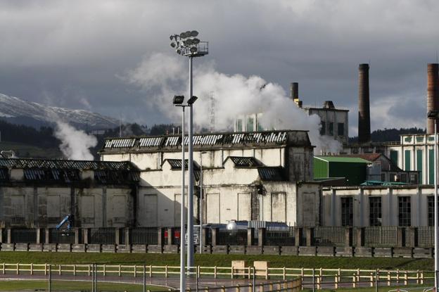 Vista de las instalaciones de Sniace con la planta de Viscocel al fondo, en una imagen tomada ayer por la mañana