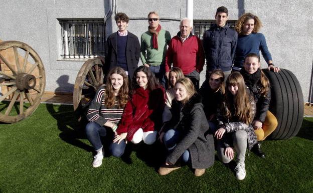 Los estudiantes visitaron las instalaciones de Hnos. Laredo en la Avda. de Solares nº 7, en Sarón.