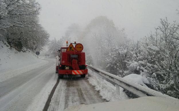 Camión limpiando la carretera de Piedrasluengas.