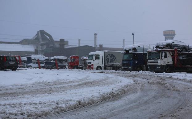 Imagen. Camiones embolsados en Reinosa e imágenes de los accesos a la capital campurriana totalmente cubiertos de nieve.