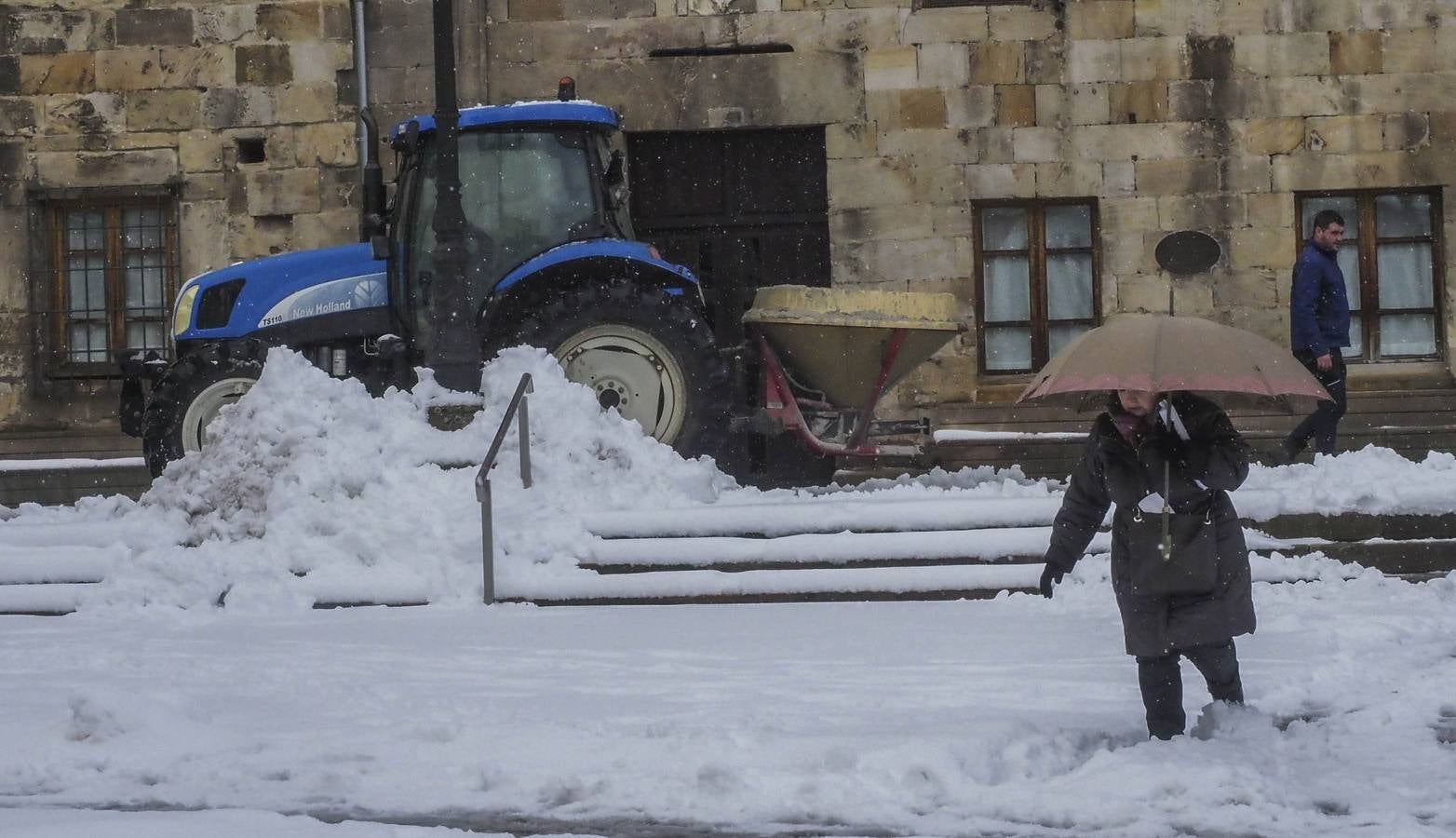 Además de palas, tractores también son útiles