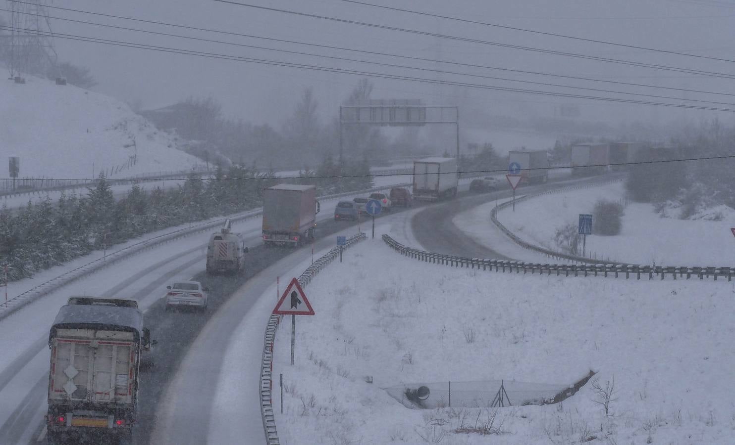 En las medianas y las zonas sin asfalto se podía observar la capa de nieve que ha ido cayendo