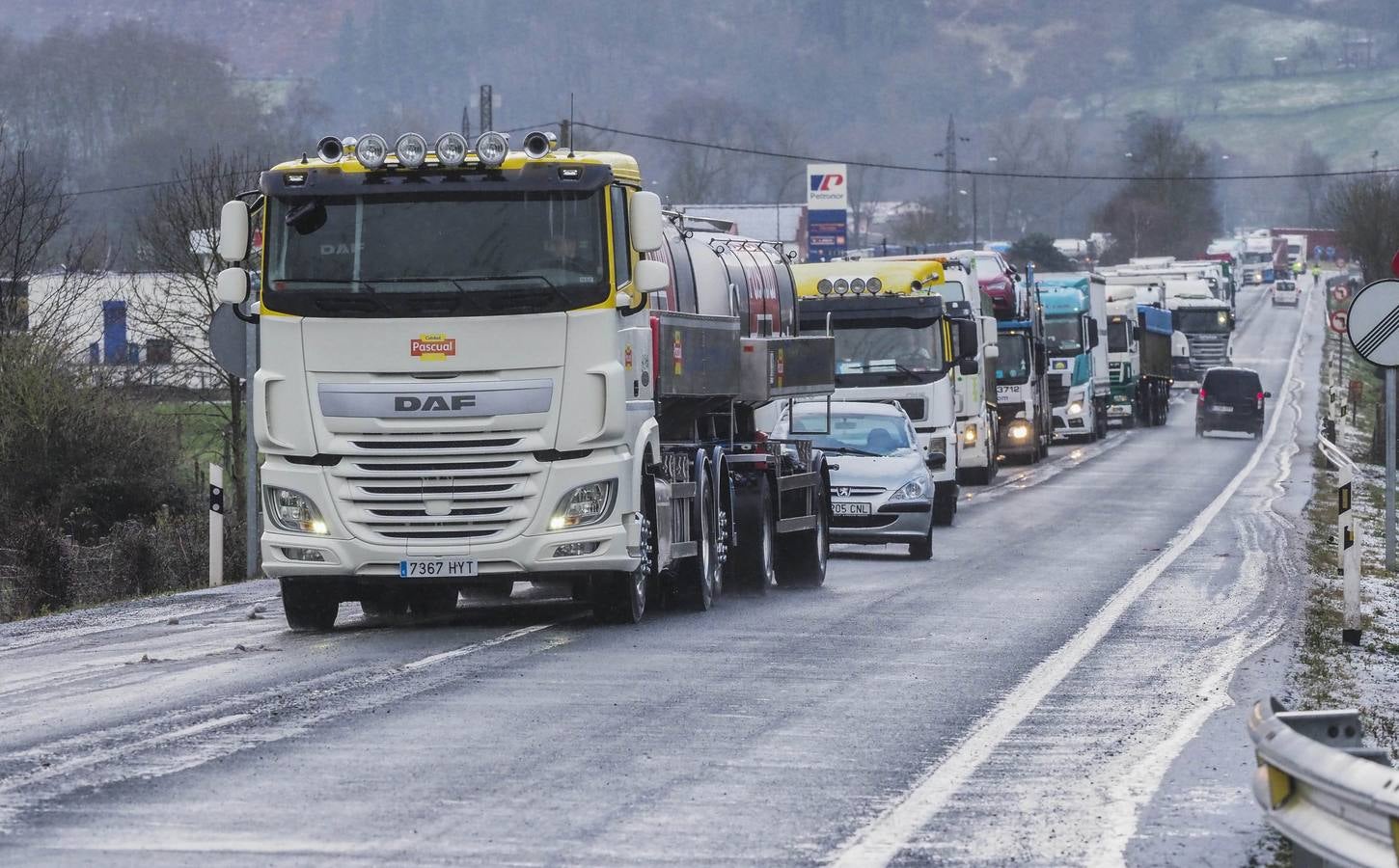 Entre los camiones también se ha colado algún coche que se ha visto ralentizado por la caravana