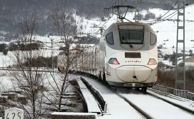 La nieve complica algunos tramos del trayecto del Alvia a Madrid.