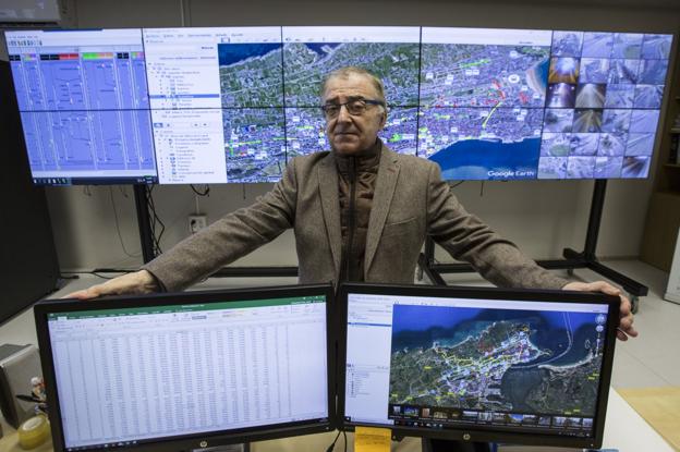 El catedrático de Transportes de la UC Ángel Ibeas, en el laboratorio donde se monitoriza todo el sistema del MetroTUS