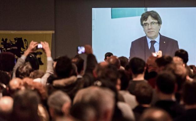 Carles Puigdemont ofrece un discurso en vídeo a los jóvenes seguidores del partido Nueva Alianza Flamenca (N-VA) en Lovaina, Bélgica.