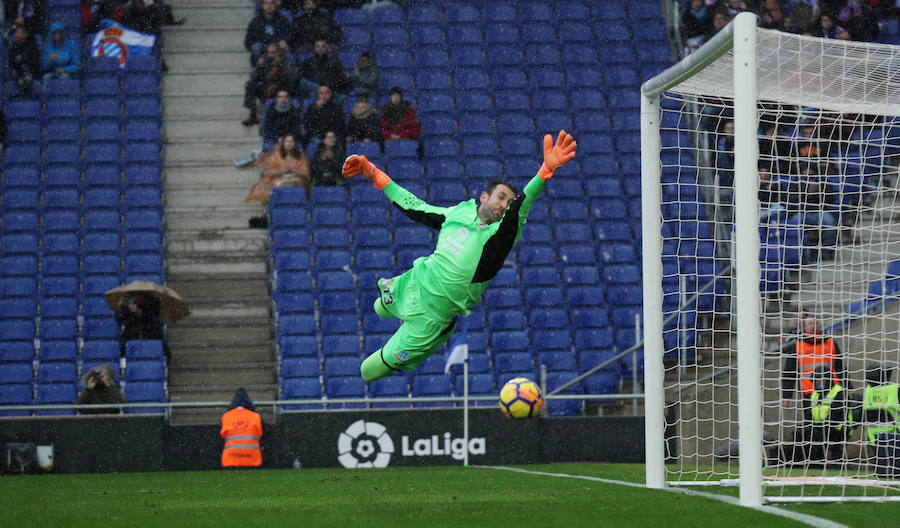 Espanyol y Barcelona empataron en un derbi de alta tensión (1-1). El cuadro blanquiazul se adelantó por medio de Gerard Moreno pero Gerard Piqué puso el empate de cabeza.