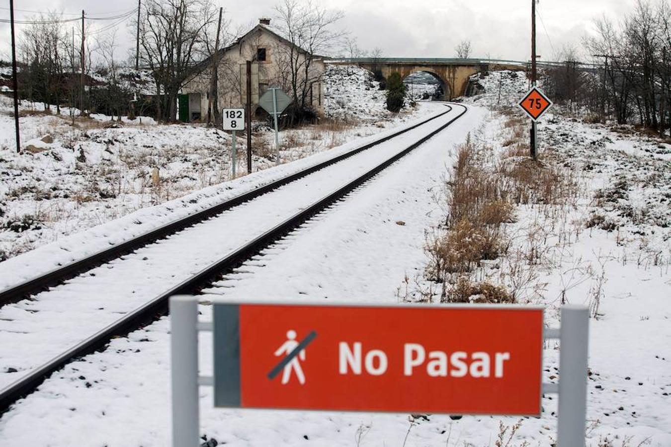 Detalle de la nieve sobre la línea férrea Sagunto-Teruel en las proximidades de Barracas cuando la comarca del Alto Palancia continúa soportando la nieve caída desde el Domingo.