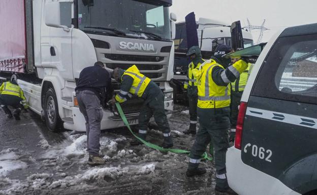 Imagen. La Guardia Civil ayuda a un camionero