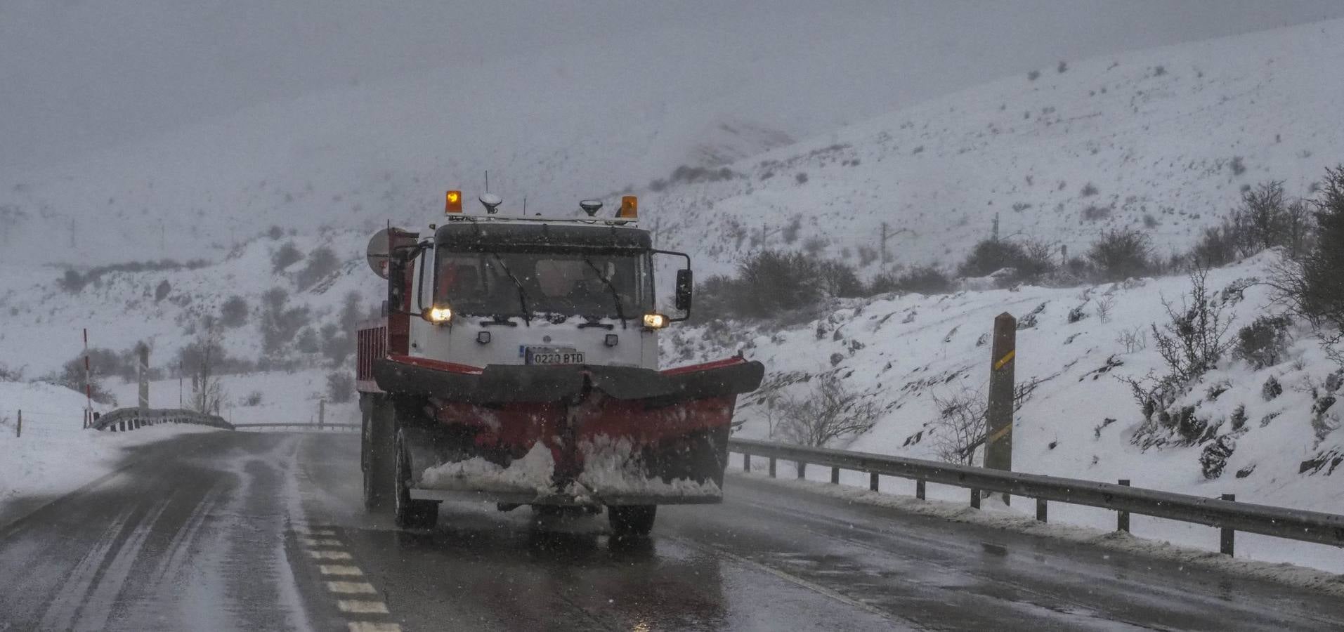 La cota de nieve baja hasta los 300 metros este lunes 5 de febrero, con cortes intermitentes en la A-67 y puertos cerrados