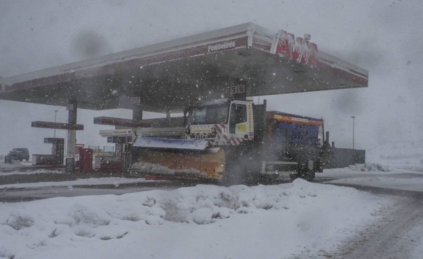 La cota de nieve baja hasta los 300 metros este lunes 5 de febrero, con cortes intermitentes en la A-67 y puertos cerrados