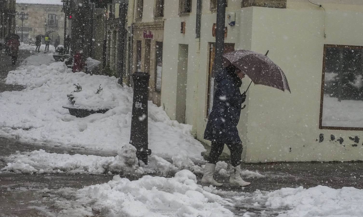 La cota de nieve baja hasta los 300 metros este lunes 5 de febrero, con cortes intermitentes en la A-67 y puertos cerrados