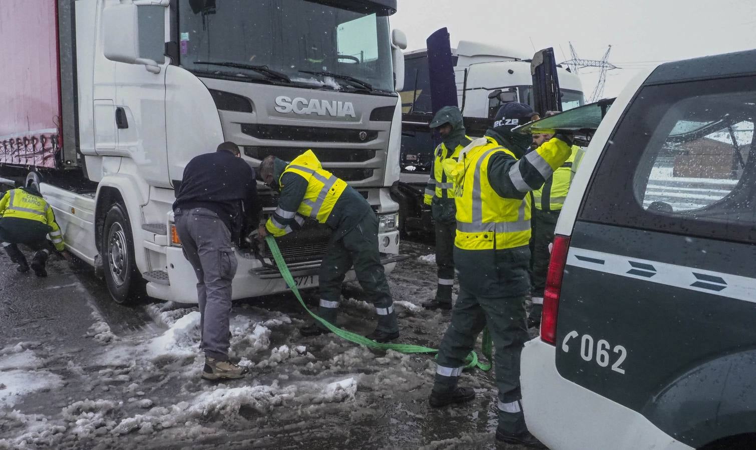 La cota de nieve baja hasta los 300 metros este lunes 5 de febrero, con cortes intermitentes en la A-67 y puertos cerrados