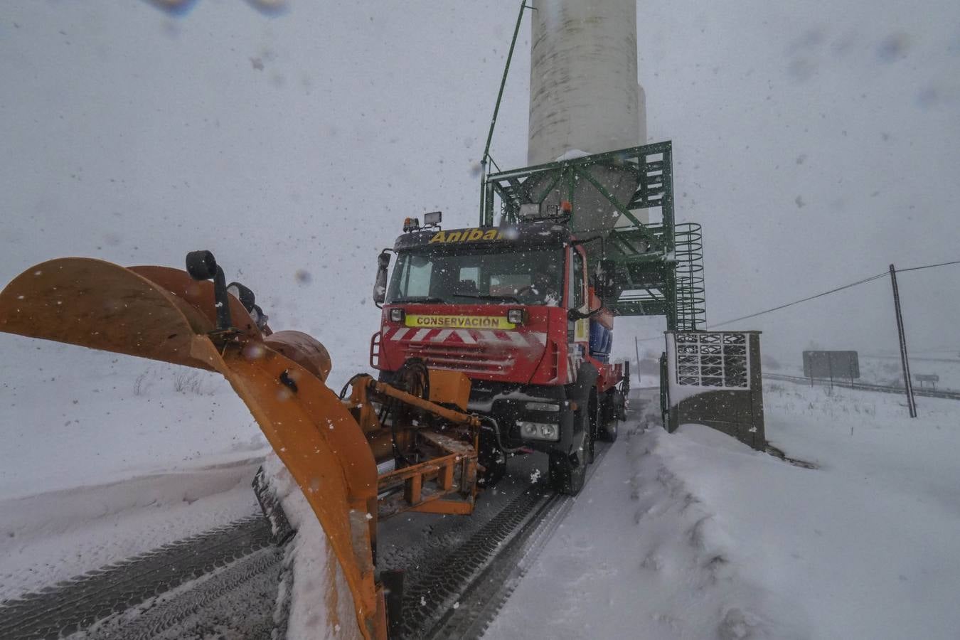 La cota de nieve baja hasta los 300 metros este lunes 5 de febrero, con cortes intermitentes en la A-67 y puertos cerrados